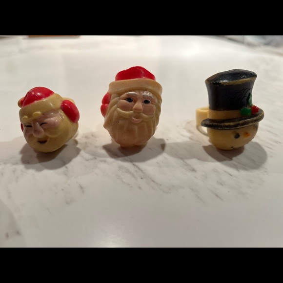 Three vintage looking holiday rings, made of rubber - Picture 7 of 13
